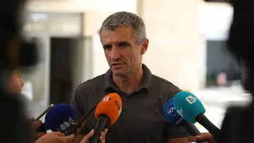 Кмет на Радев вдигна юмрук срещу хората, трепери от страх