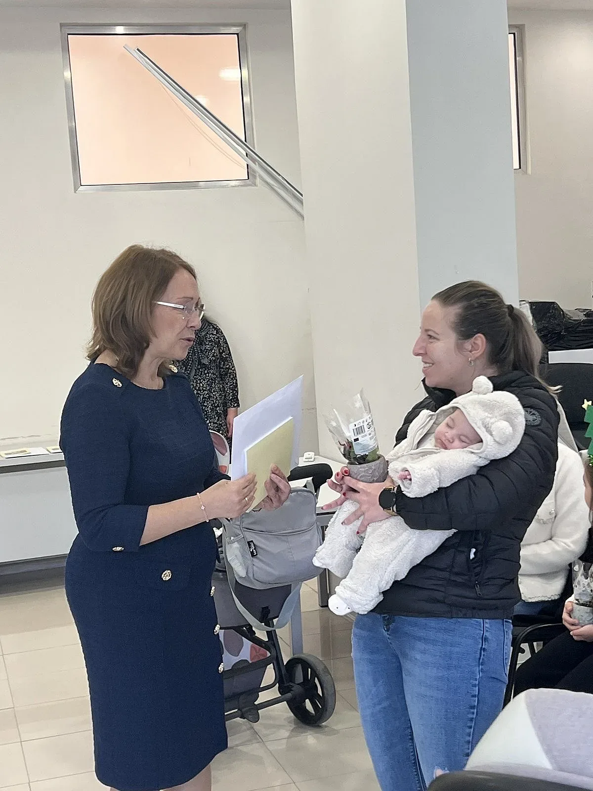 Топъл старт на новия живот: Община Казанлък подпомогна родители на 16 новородени бебета