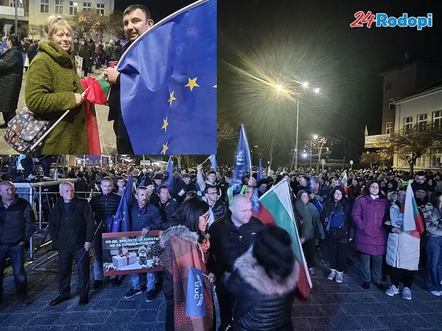 Площадът в Кърджали се пълни, хиляди казват НЕ на омразата