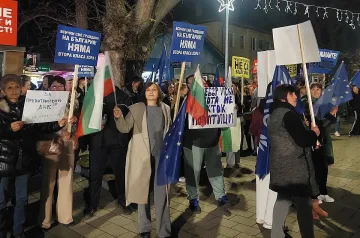 Хиляди в Руен подкрепиха стабилността: София не е България!