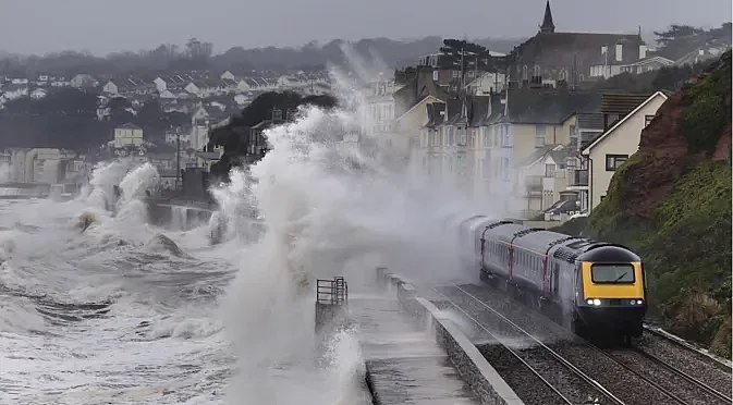 Бурята "Брам" побърка Великобритания. Спря влакове и самолети