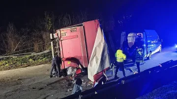 На косъм! ТИР с пратки се обърна на пътя