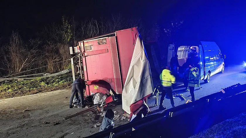 На косъм! ТИР с пратки се обърна на пътя