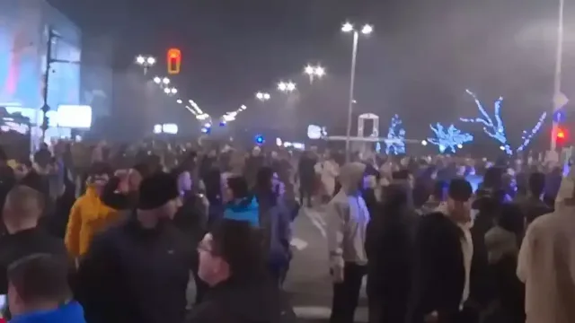 Напрежението ескалира! Летят бутилки, палят кофи в София