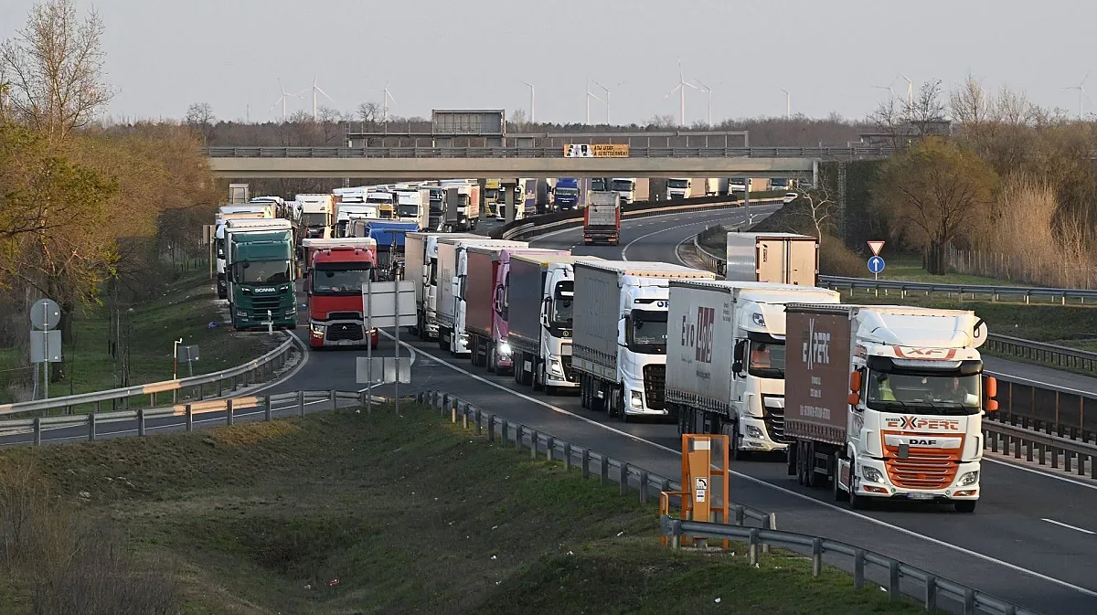 Блокадата не спира! 10 км ад на границата с Турция