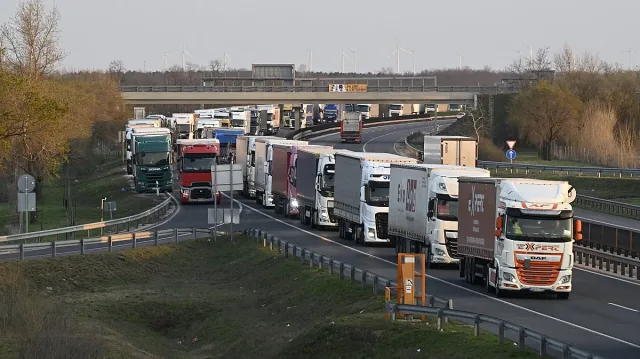 Блокадата не спира! 10 км ад на границата с Турция