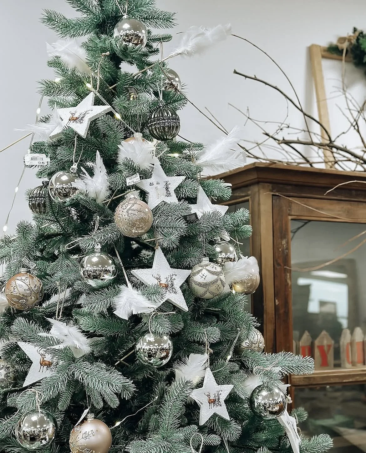 От черни в Сърбия до гигантски елхи в България: Коледните тенденции на 12 държави