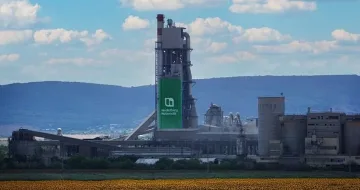 Английски гигант налива море от пари в наш малък град