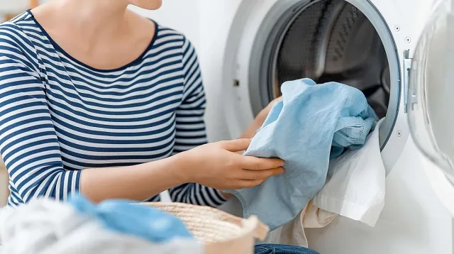 7 стари навика, които съсипват дрехите при пране