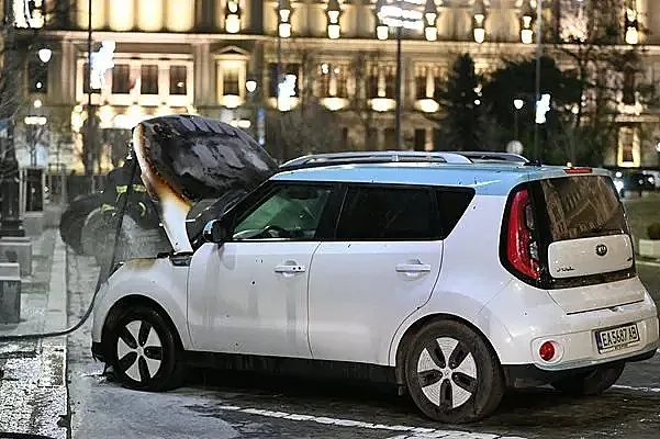 Светло бъдеще. Електрическа кола побърка София!