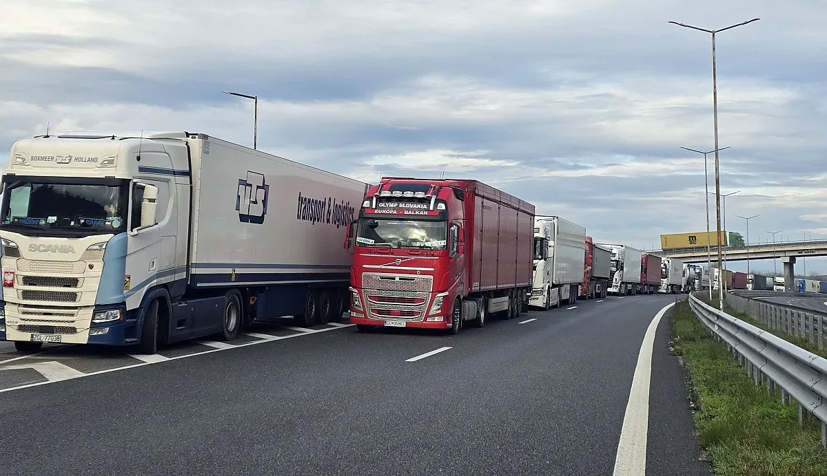 Километрични опашки от товарни автомобили по ключови ГКПП