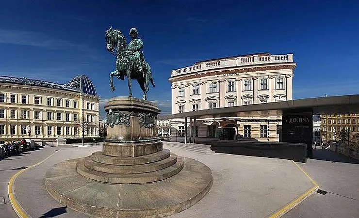 Необичайна среща между минало и настояще в един пленителен арт спектакъл