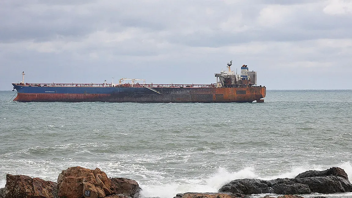 Операцията започва! Изтеглят руския танкер край Ахтопол