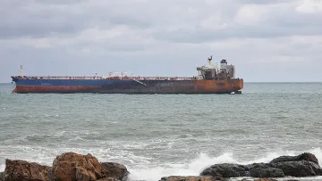 Операцията започва! Изтеглят руския танкер край Ахтопол