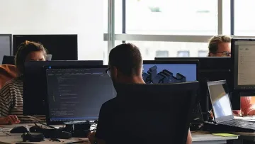 AI влиза в офиса като стандарт, но сметката тепърва идва