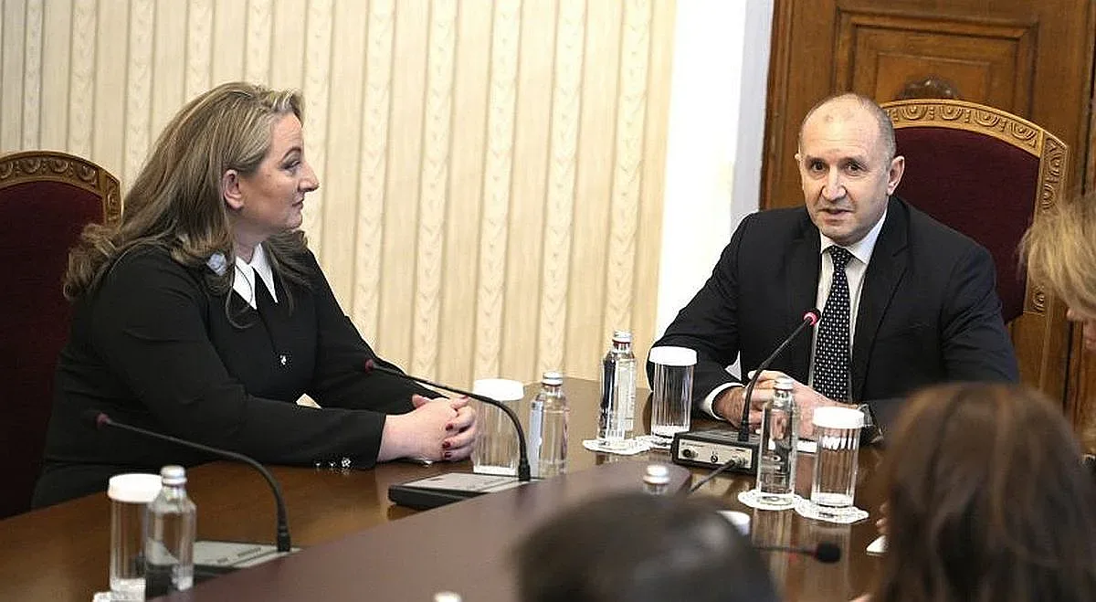 Челен сблъсък! Сачева пита Радев за партия. Той: Не говоря за това /ОБНОВЕНА/