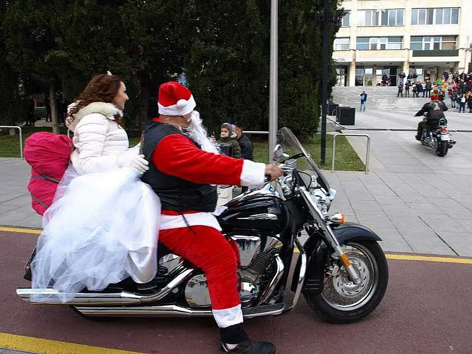 В неделя дядо Коледа ще пристигне на своя мотор в Стара Загора