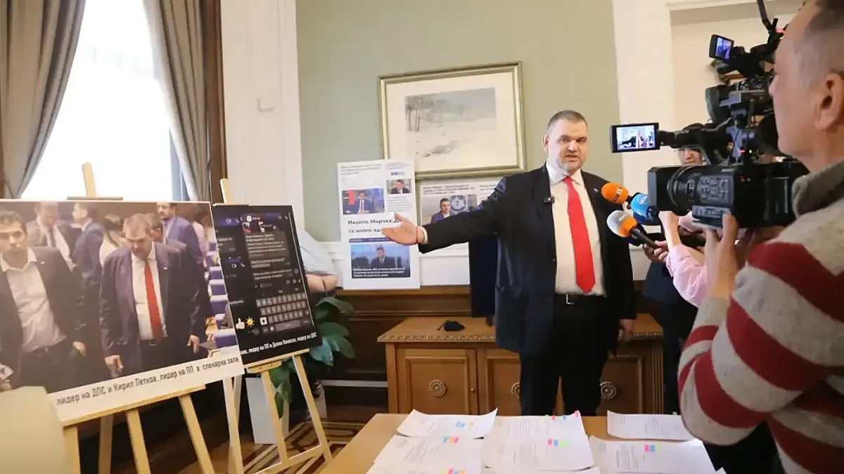 Пеевски показа кабинета си, превърна го в Музей на сглобката /ВИДЕО и СНИМКИ/