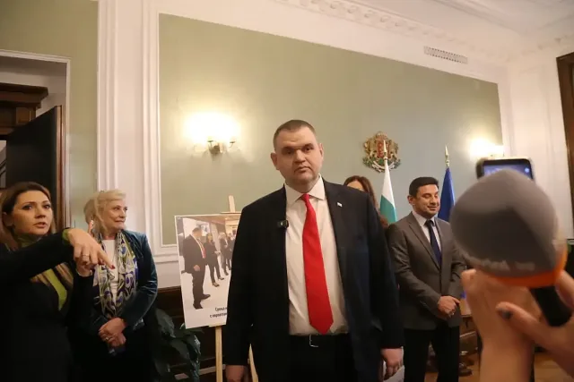 Пеевски : Чадър на ПП-ДБ извади на свобода директора на училището!