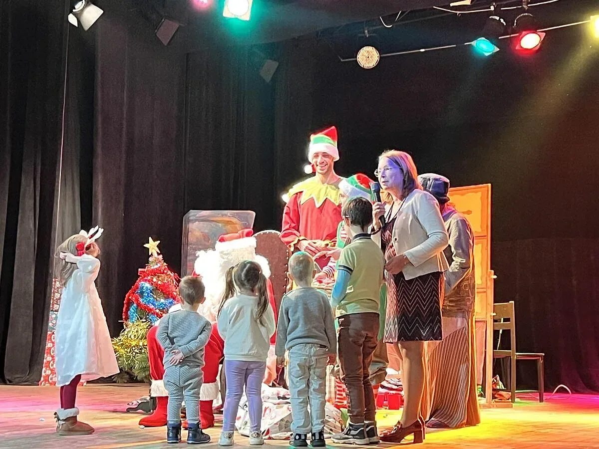 Децата на общинските служители с празнична коледна изненада