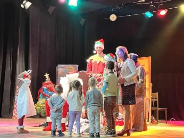 Децата на общинските служители с празнична коледна изненада