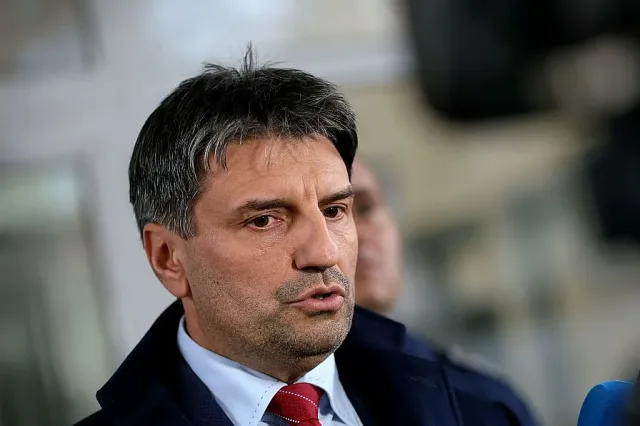 Скандални подробности за директора, сложил камери в училищни тоалетни