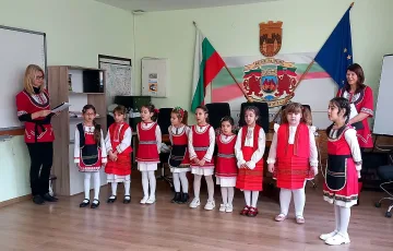 Коледари от Детска градина „Иглика” гостуваха в Община Белоградчик