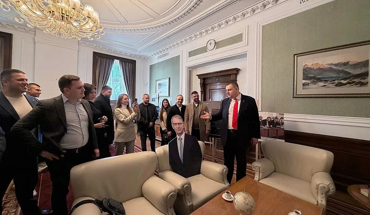 Пеевски посрещна група млади хора в "Музея на Сглобката", каза им истината (СНИМКИ)