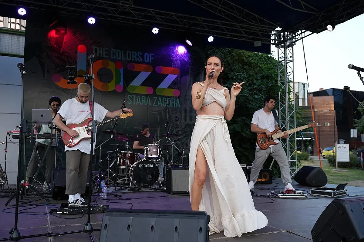 Стотици старозагорци и гости на града приветстваха Маги Джанаварова