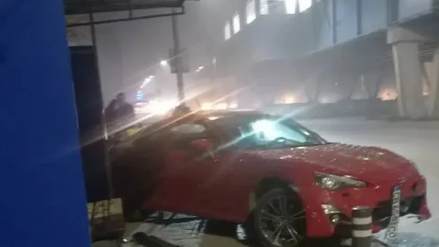 Автомобил се врязал в спирка. Две жени останаха изумени 