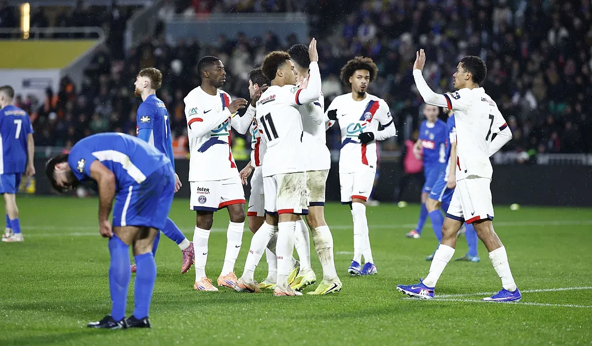 Голова машина в действие! ПСЖ разби петодивизионен съперник