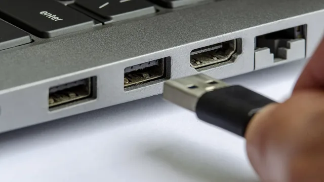Има ли значение в кой USB порт свързвате флашката с компютъра?