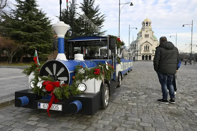 Коледни влакчета возят софиянци и гостите на столицата