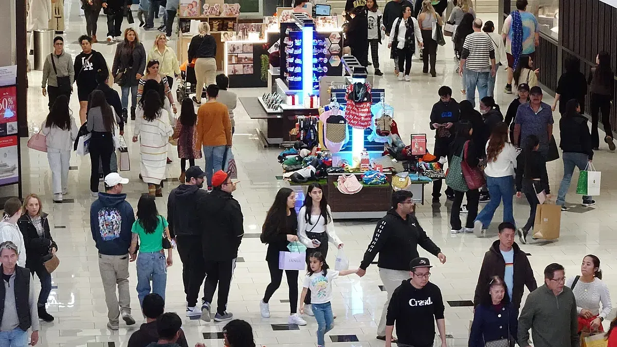 Хората пазаруват като за последно! Търговците потъркват ръце