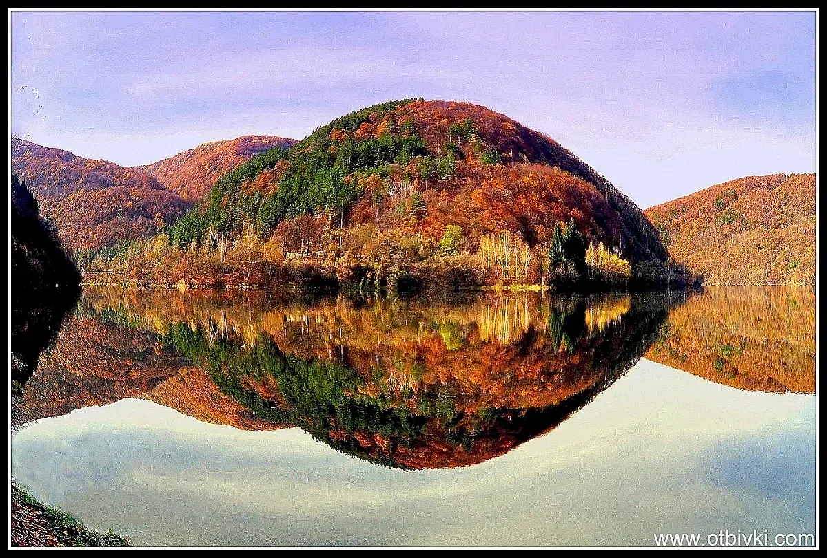 На километри от София! Уникален огледален язовир впечатлява туристите 