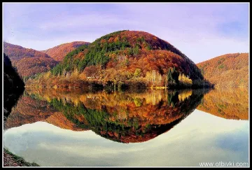 На километри от София! Уникален огледален язовир впечатлява туристите 