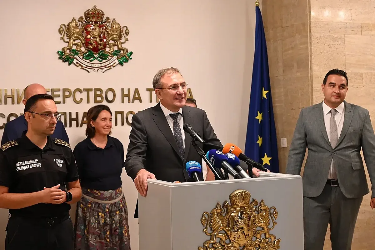 Дронове, лодки и пожарни подсилват доброволците у нас