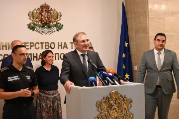 Дронове, лодки и пожарни подсилват доброволците у нас