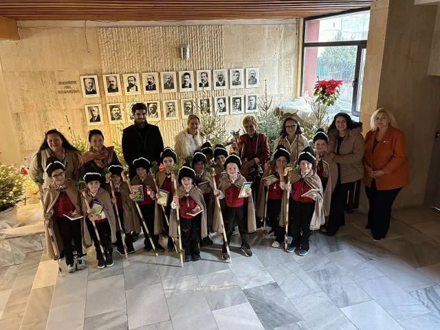 Малките коледари от 18-та ДГ “Пчелица“ с благослов за здраве и берекет в Община Казанлък