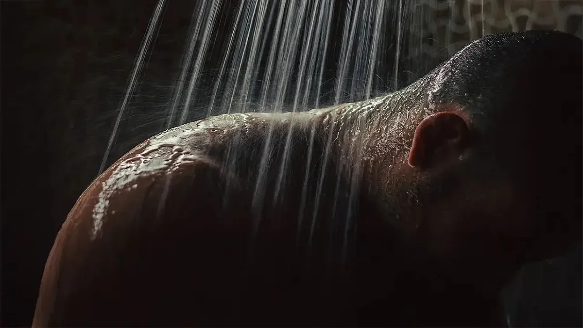 Душ на тъмно! Нова мания завладя социалните мрежи