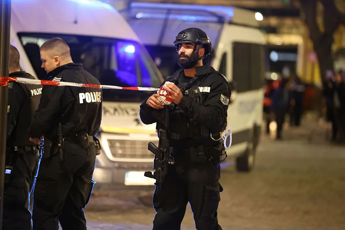 Стотици роми се млатиха в столичен квартал! Първи кадри