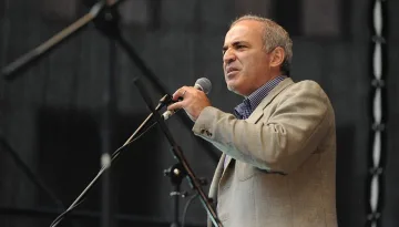 Русия обяви Каспаров за издирване! Заплашват го до 7 години затвор