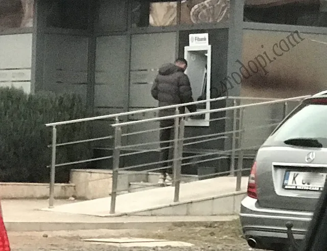 Опашки пред банкоматите в наш град. Теглят колкото могат 