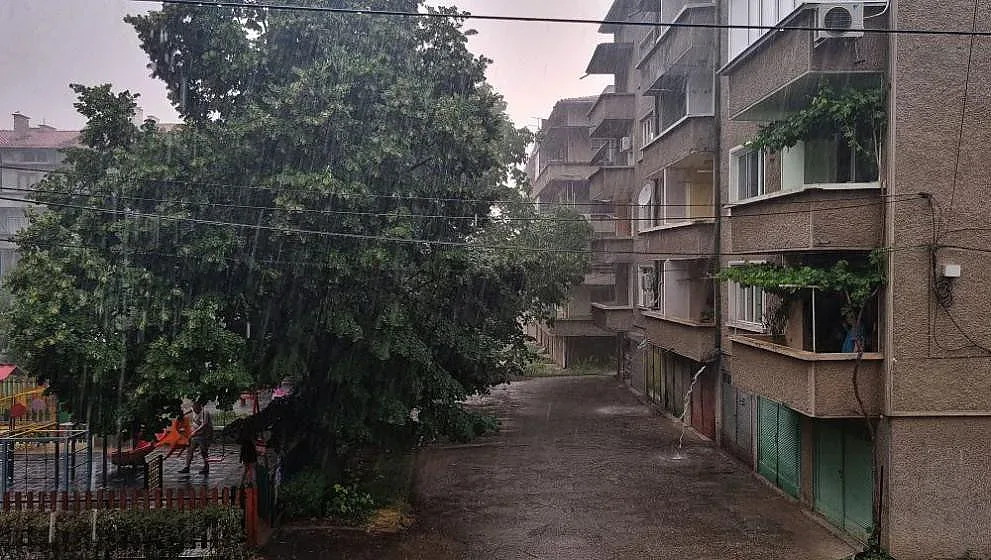 Порой с гръмотевици и градушка удариха наш град след адската жега