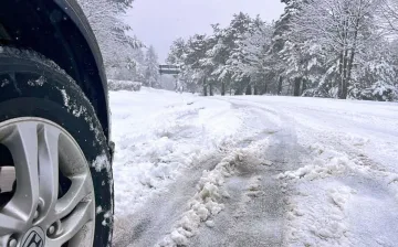 Коледният сняг удари Северозапада и блокира пътища и ток