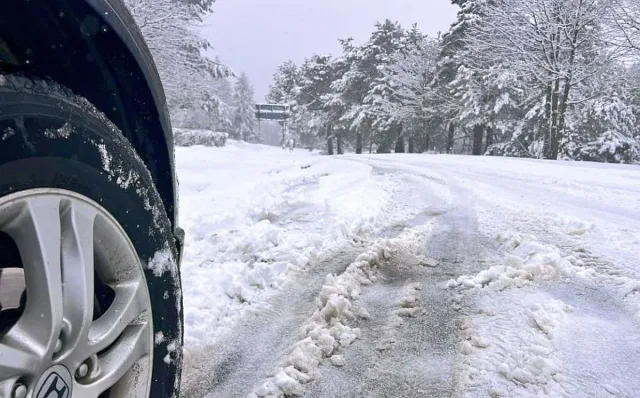 Коледният сняг удари Северозапада и блокира пътища и ток