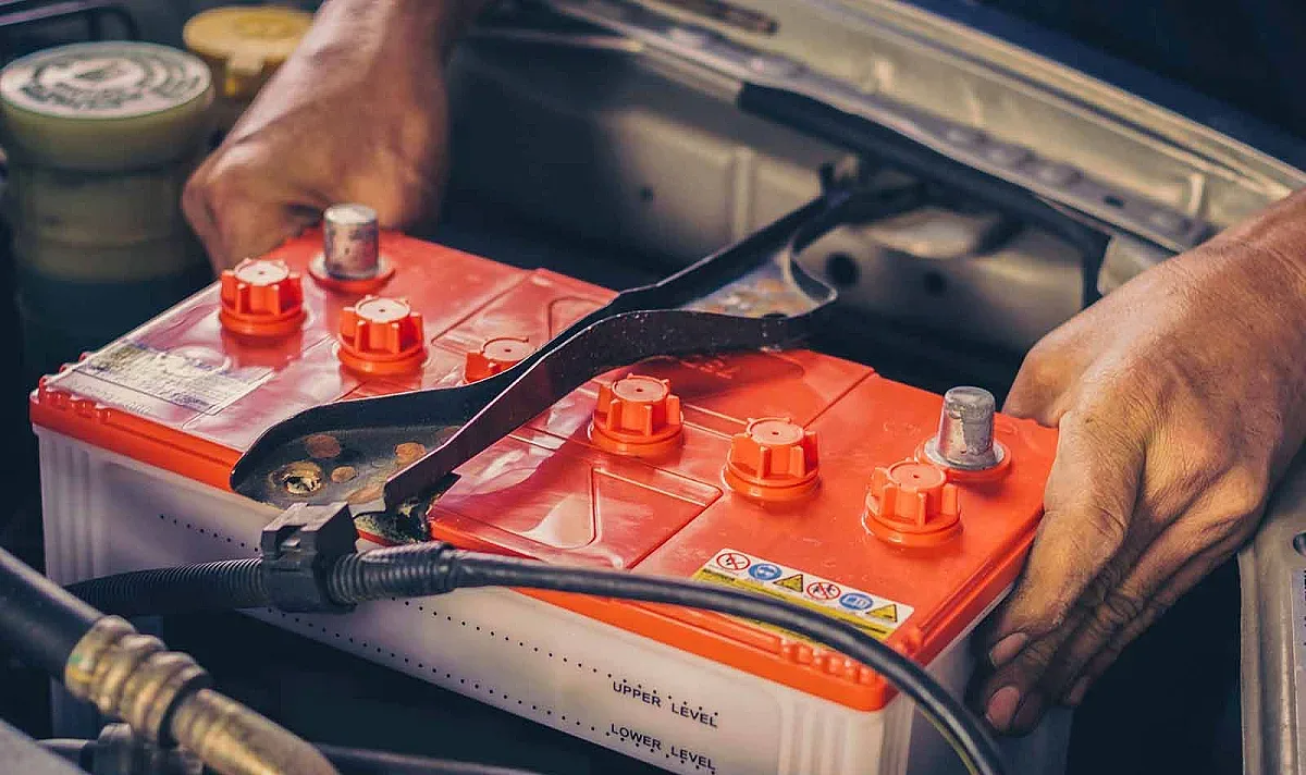 Трябва ли да изключите акумулатора, ако колата е паркирана дълго време?