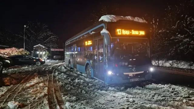 Адски сблъсък във Враца. Три коли и автобус се нанизаха