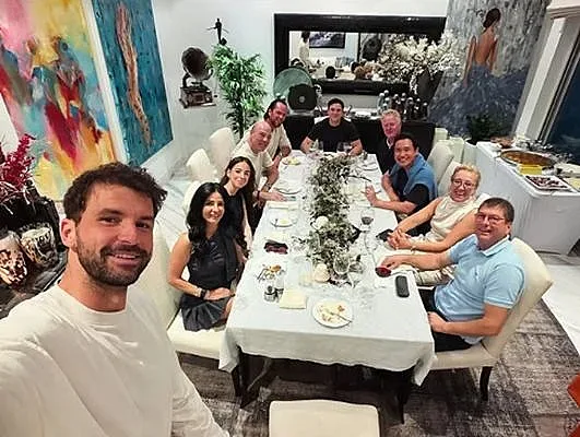 Гришо празнува сам Коледа. Какво се случва