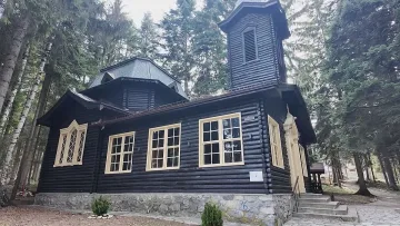 Таен храм лъсна на Боровец! Църква от дърво, която няма аналог в България